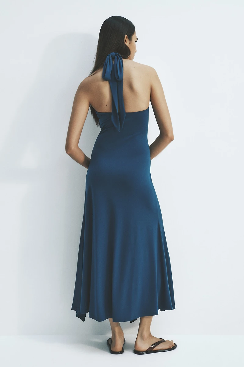 Robe dos nu à volant