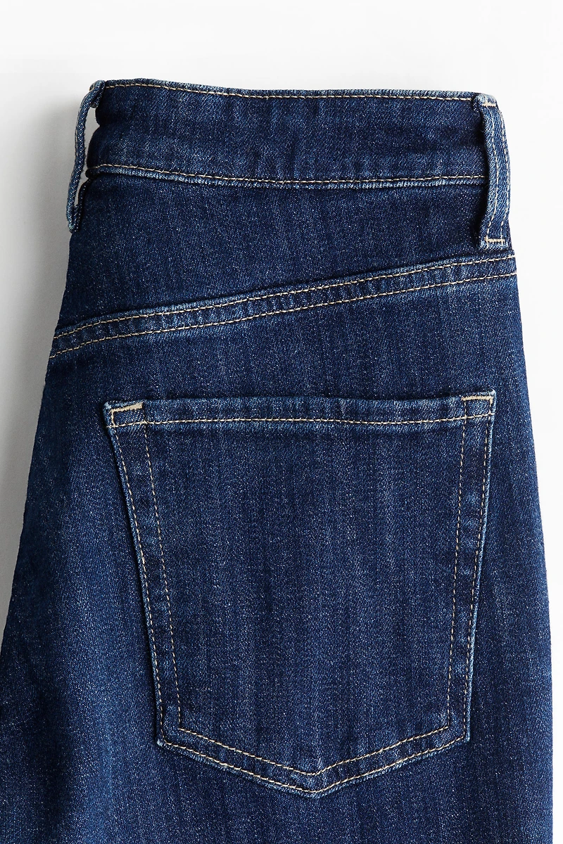 Jean droit près du corps à la taille haute