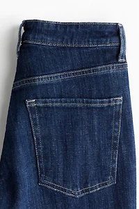 Jean droit près du corps à la taille haute