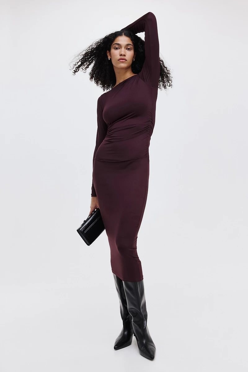 Robe moulante à effet drapé