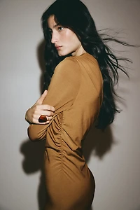 Robe asymétrique à effet drapé