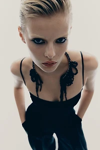 Collier asymétrique avec perles fantaisie