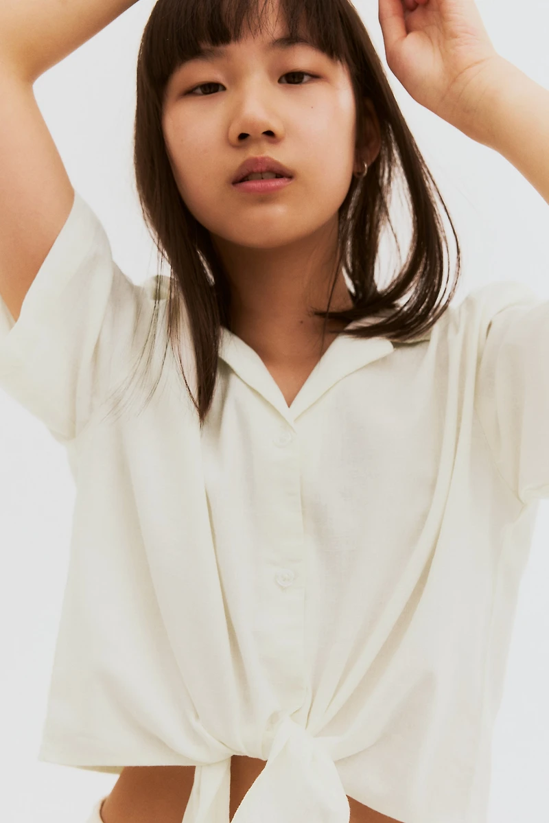 Chemise courte avec détail noué
