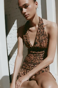Robe plissée avec détails d'aspect foulard
