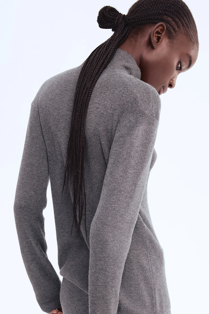 Haut en fin tricot à col cheminée