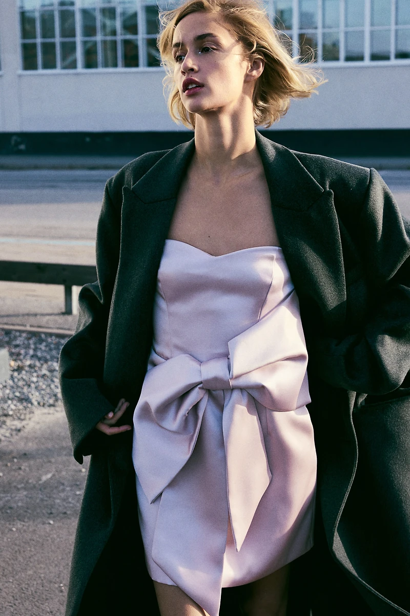 Robe bustier en satin avec boucle devant