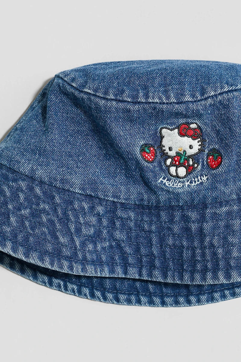 Chapeau en denim avec broderies
