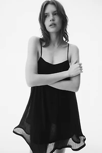 Robe plissée à bretelles fines