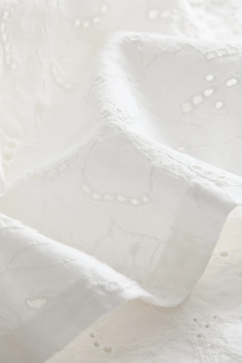 Tablecloth with Eyelet Embroidery