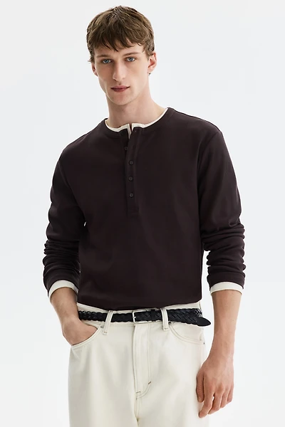 Chemise côtelée à encolure boutonnée près du corps