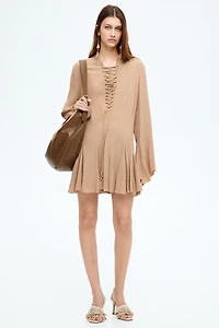 Robe avec laçage et jupe évasée