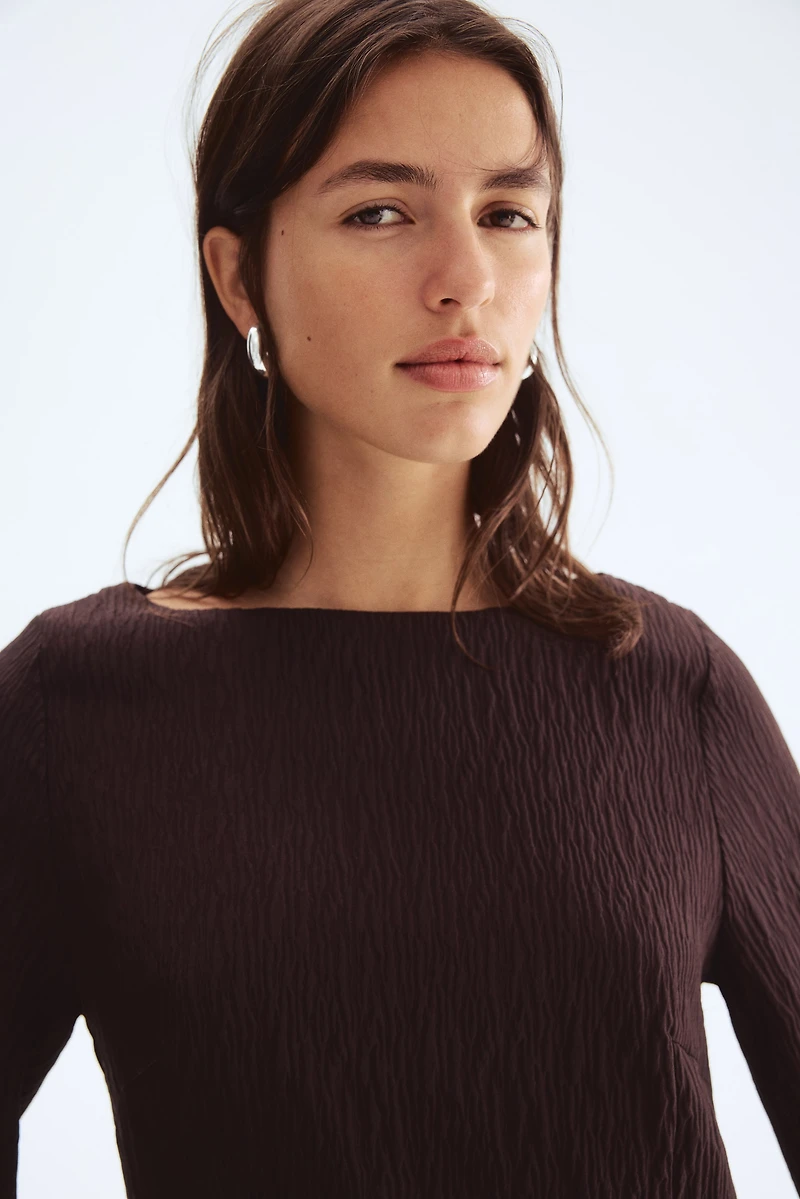 Robe à encolure bateau