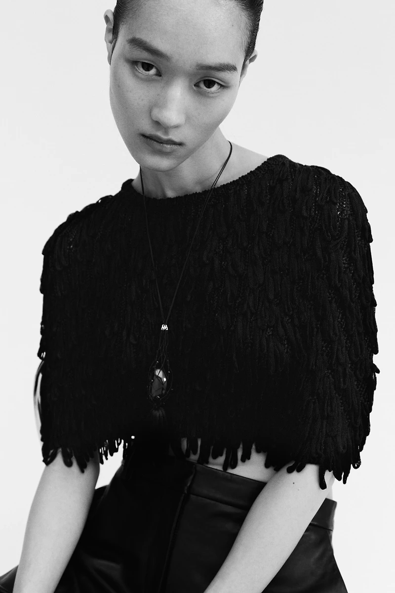 Cape frangée en tricot côtelé