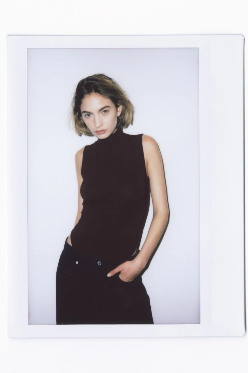 Maillot string à effet drapé