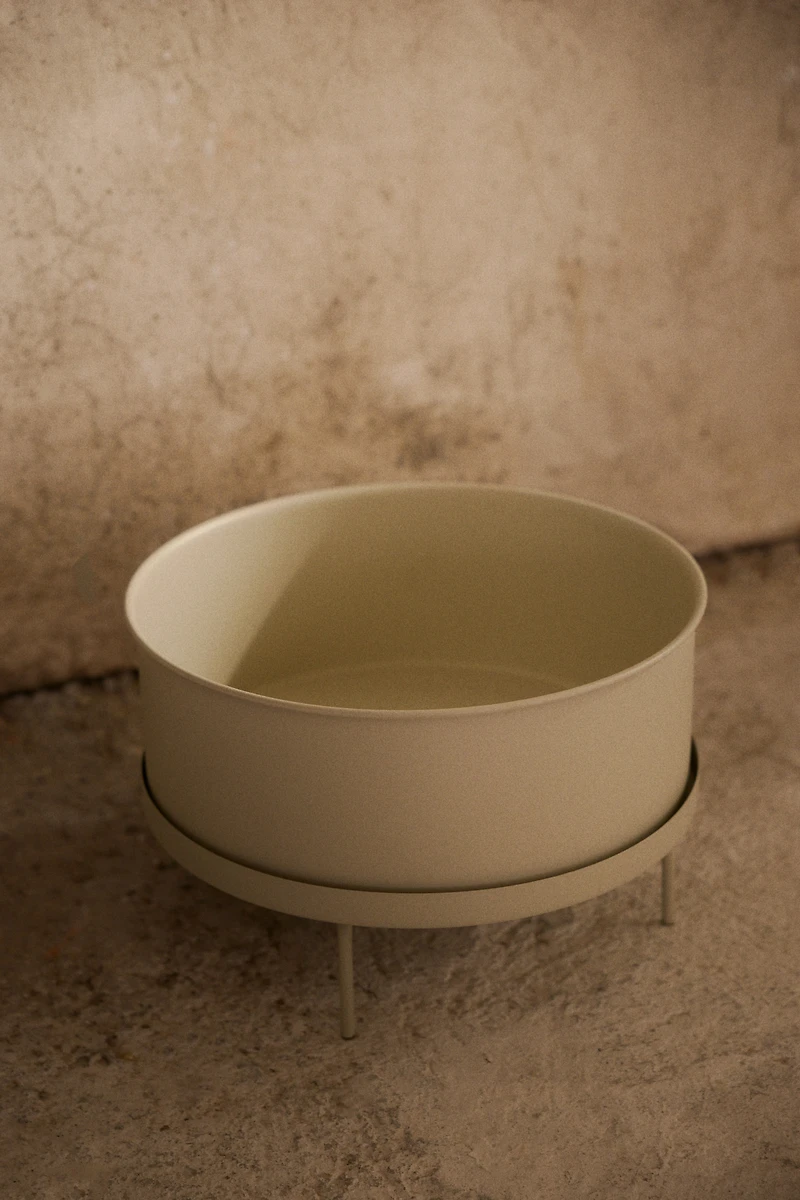 Large pot de fleurs avec support