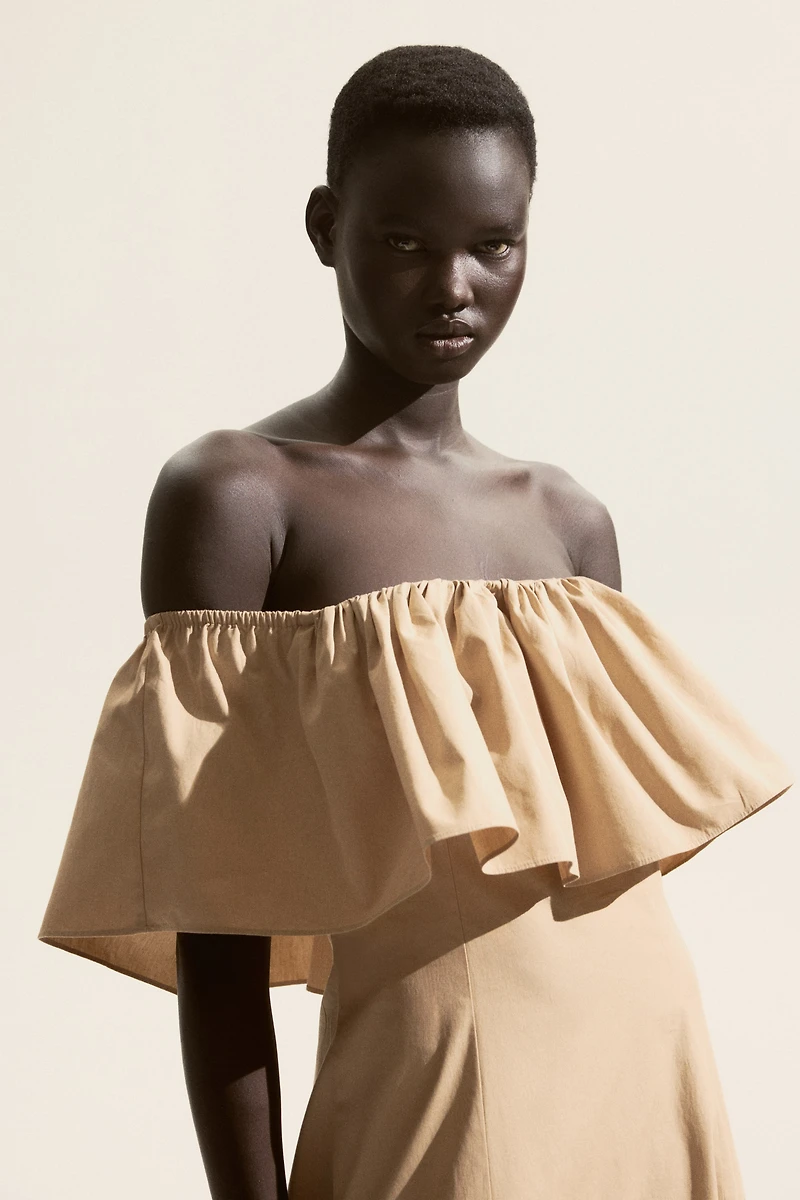 Robe épaules nues à volants