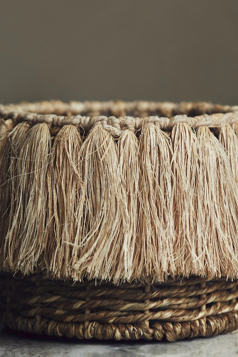 Small seagrass storage basket with tassels