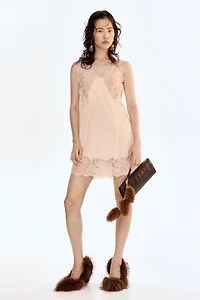 Robe en satin avec dentelle