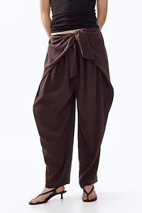 Pantalon à jambes tonneau avec détail nouer
