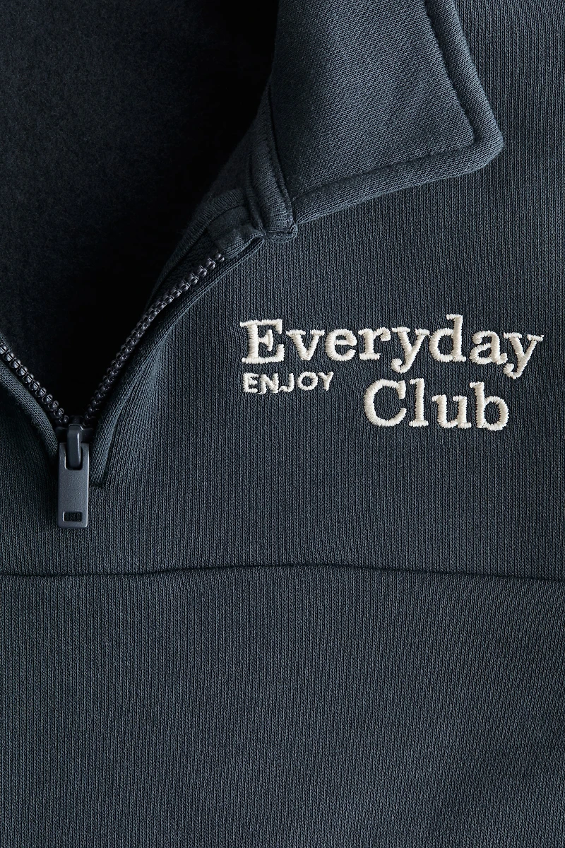 Chandail à col fermeture éclair et détail brodé