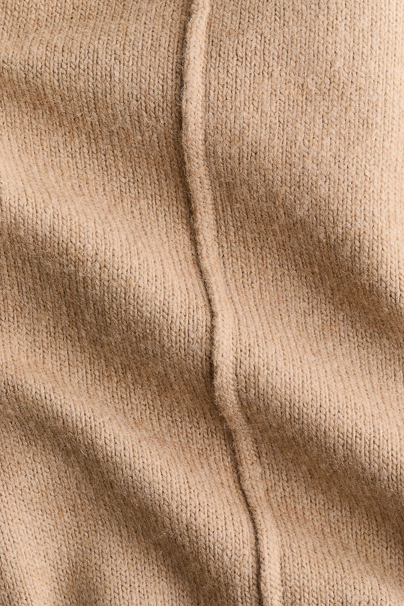 Chandail à col cheminée avec coutures décoratives