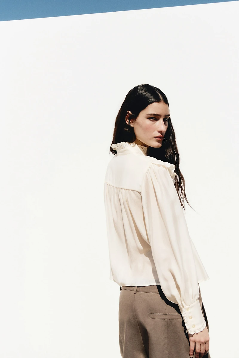 Blouse à volants plissés avec col nouer