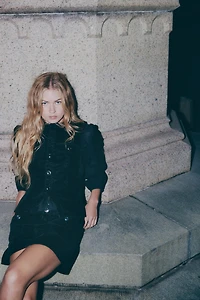 Minijupe avec boutons à strass