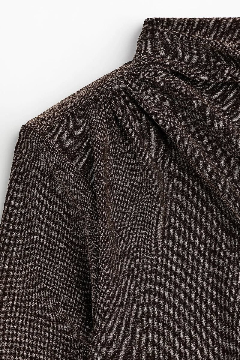 Minirobe à épaulettes