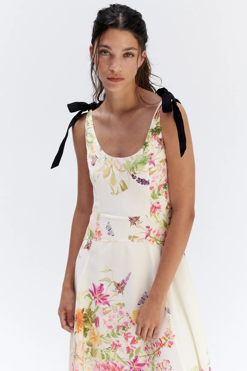 Robe avec bretelles à nouer et jupe évasée