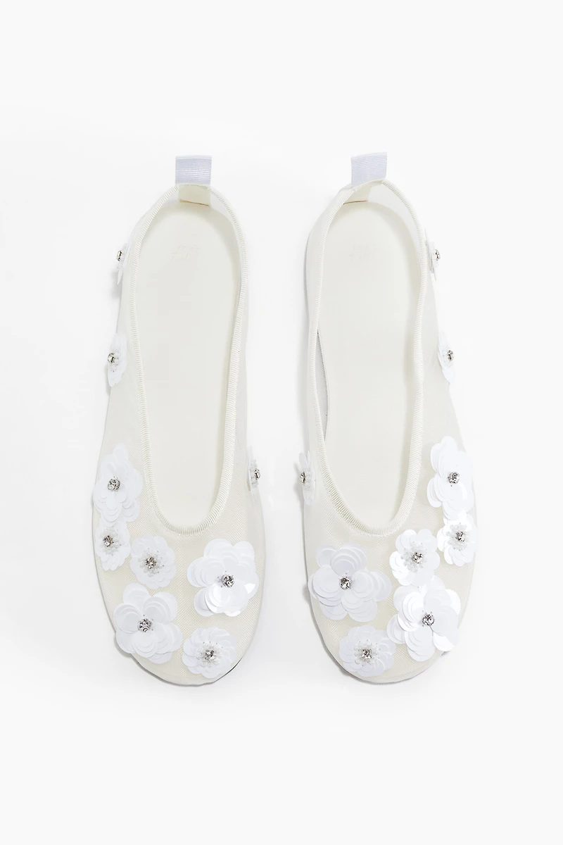 Ballerines en filet avec appliqués