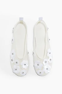 Ballerines en filet avec appliqués