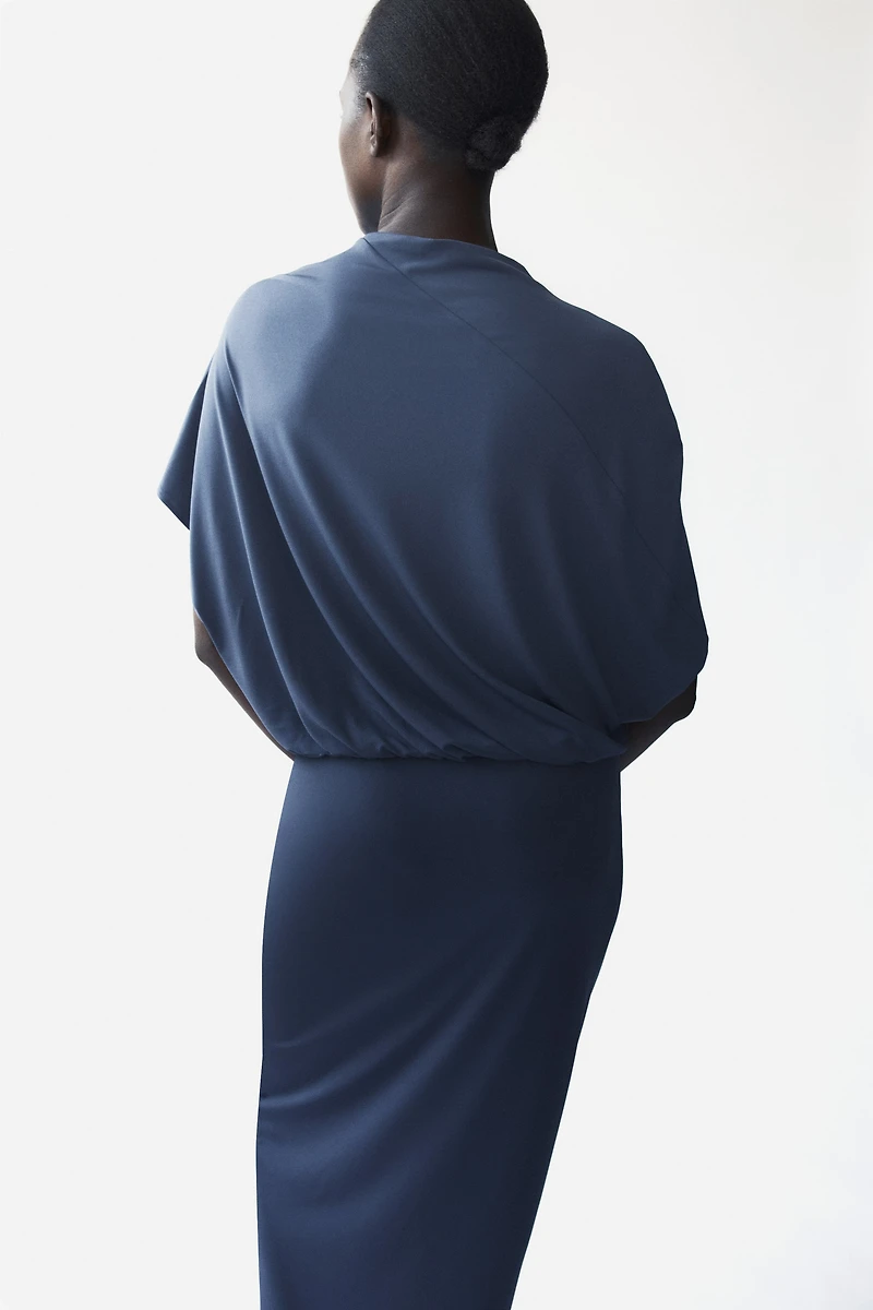 Robe asymétrique à effet drapé