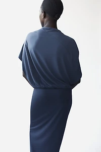Robe asymétrique à effet drapé