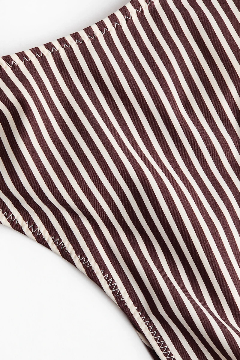 Culotte de bikini audacieuse