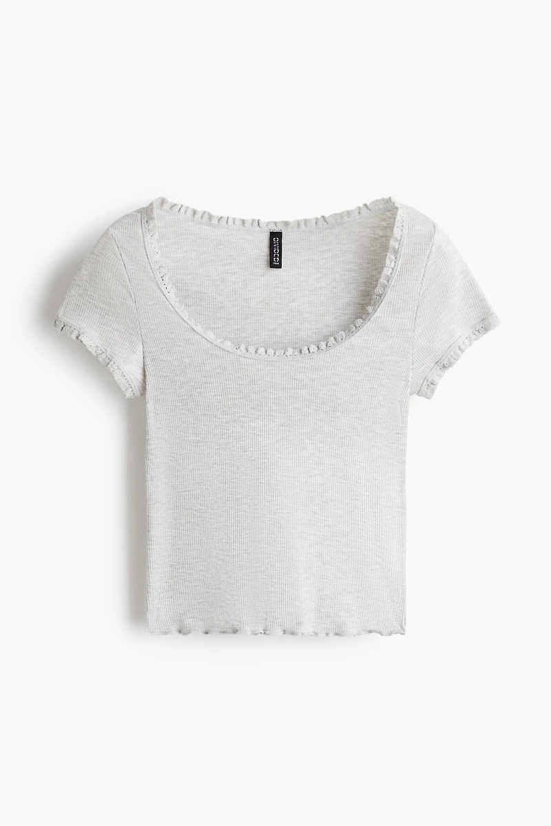 Haut bordé de dentelle