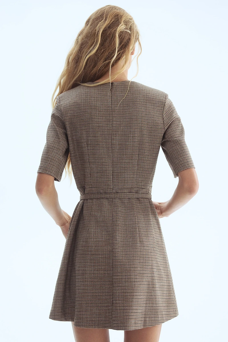 Robe à épaulettes avec ceinture