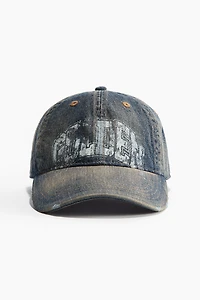 Casquette avec détails fortement usés