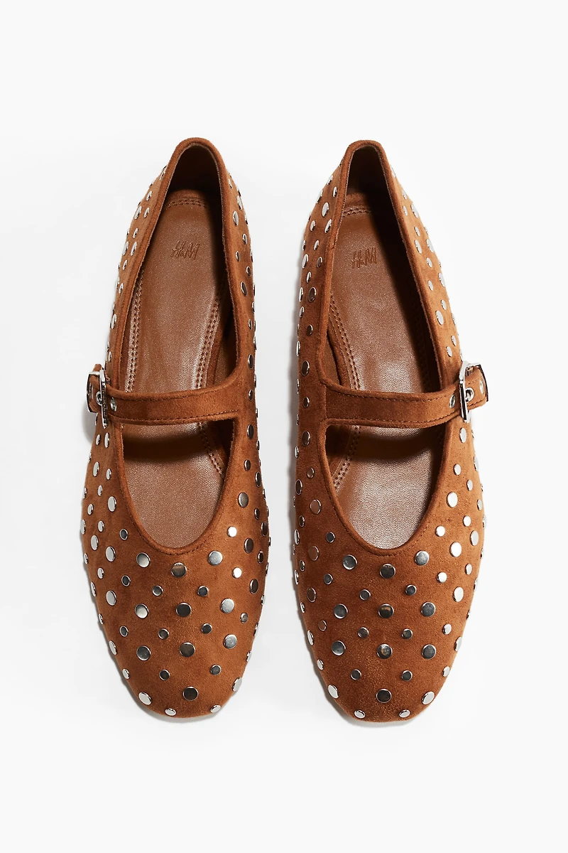Ballerines cloutées façon Mary Jane