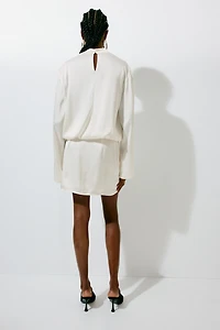 Robe en satin à effet drapé