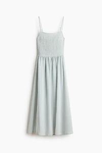 Robe smockée avec bretelles fines