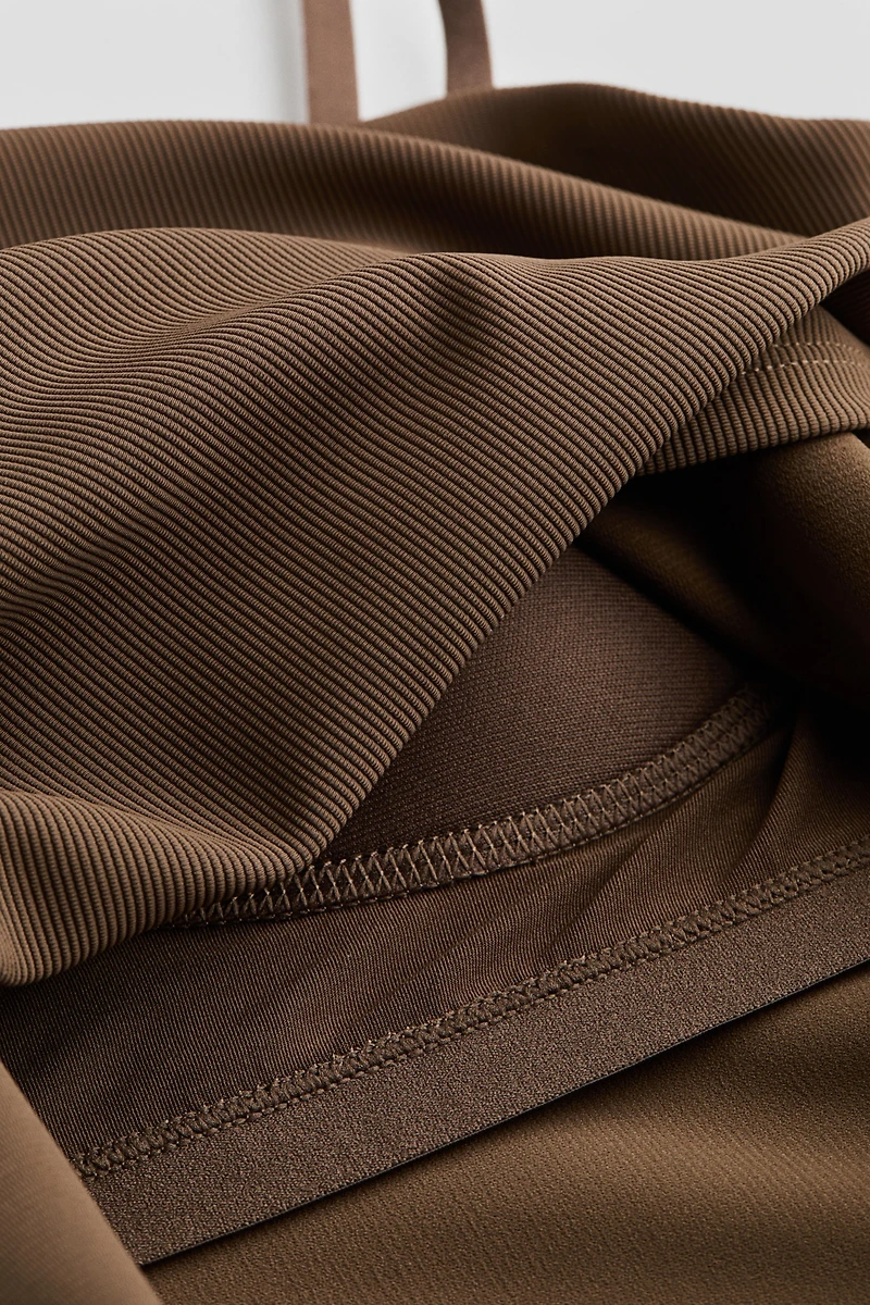 Haut frais à bretelles, élastique en tous sens