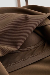 Haut frais à bretelles, élastique en tous sens