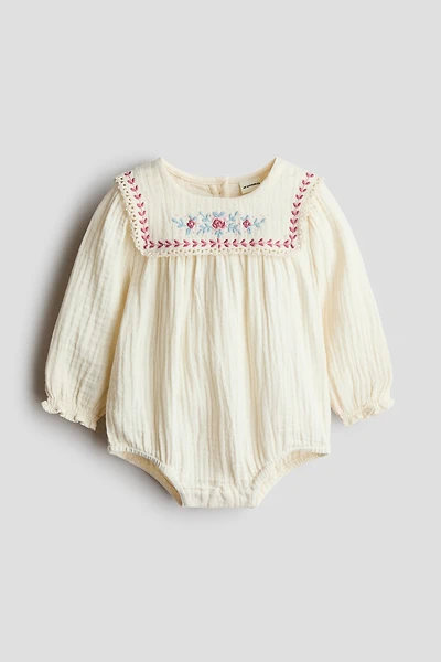 Barboteuse en coton avec broderies