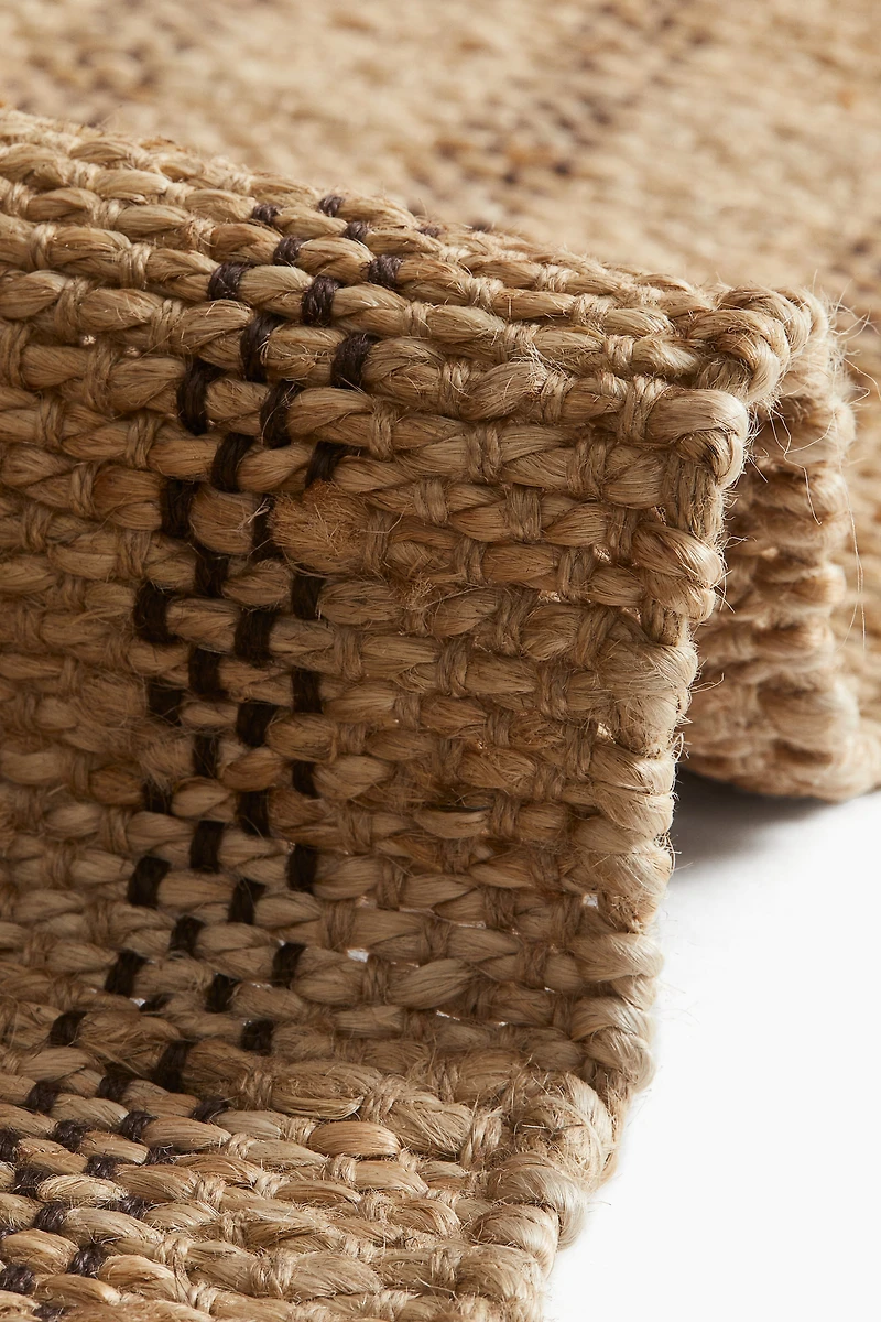 Tapis frangé en jute