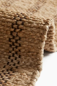 Tapis frangé en jute