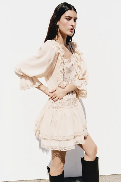 Robe à volants plissés avec dentelle