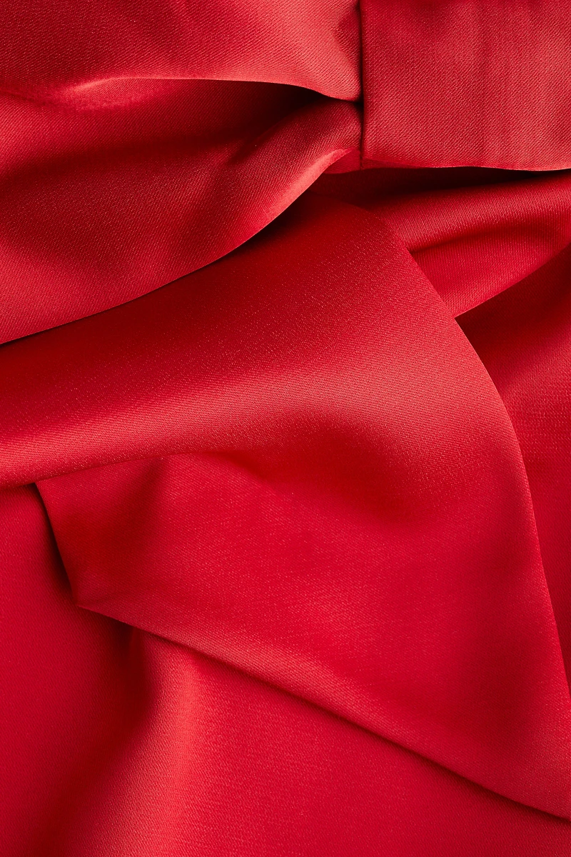 Robe asymétrique avec boucle