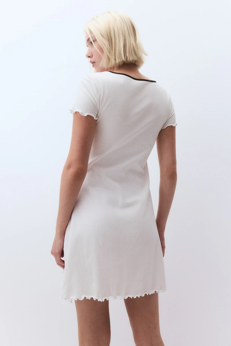 Robe à détails surjetés avec jupe évasée
