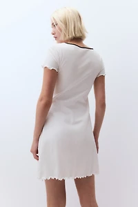 Robe à détails surjetés avec jupe évasée