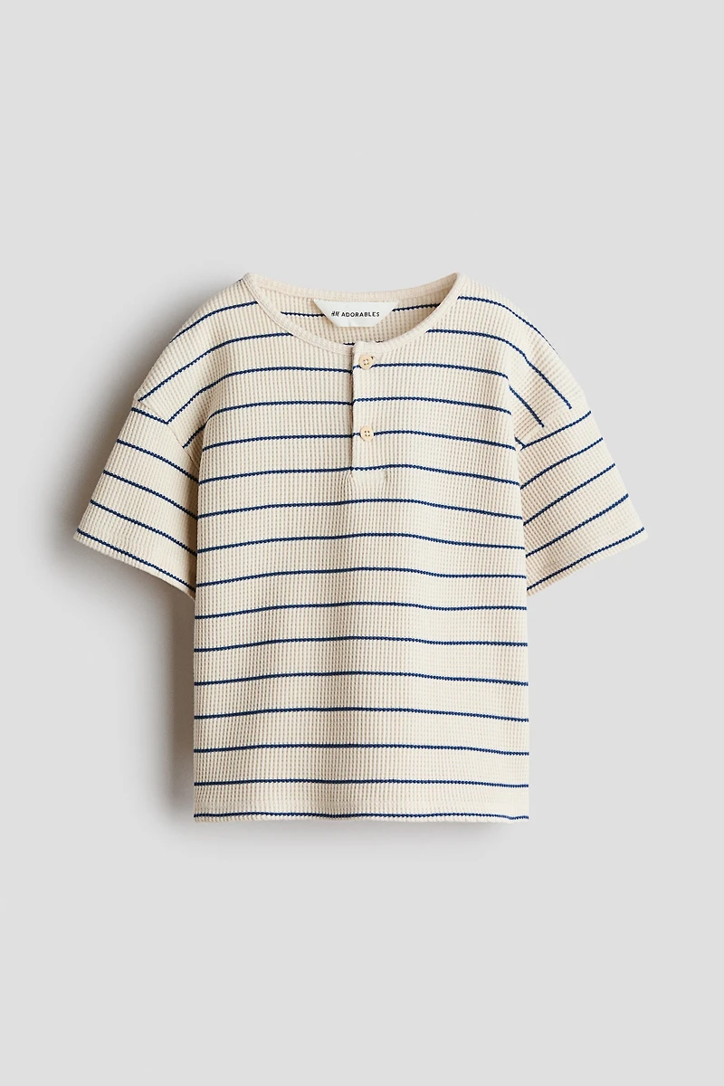 T-shirt gaufré à encolure boutonnée